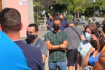 Protesta de los trabajadores del Paco Artiles y encuentro al aire libre con el alcalde en Arnao/TA.